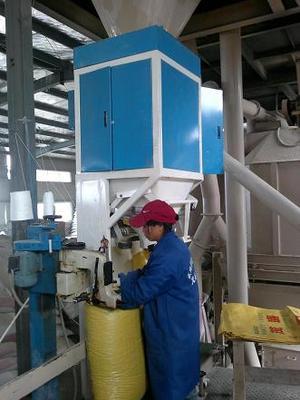 專業(yè)磷肥肥料自動(dòng)定量包裝機(jī),江西省藍(lán)光機(jī)電設(shè)備,0791-88175188